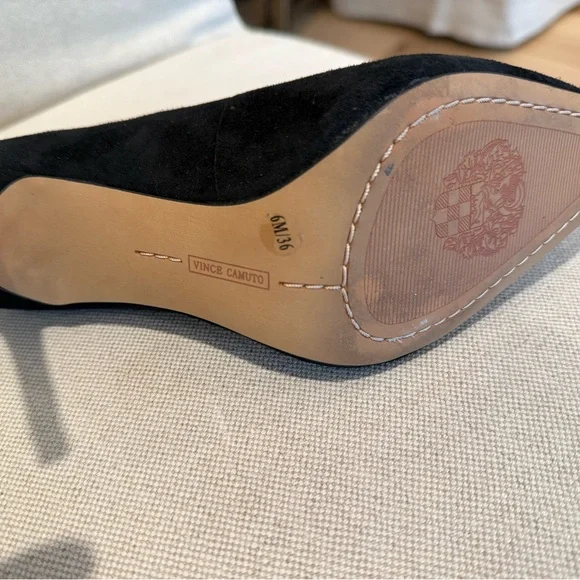 Vince Camuto Suede Pumps Black
One worn to try on. Too small for me. Pristine. - Picture 6 of 9